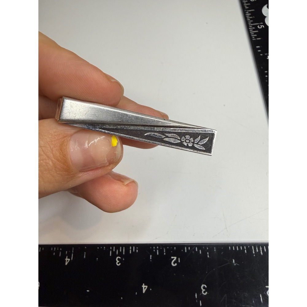 Speidel Silver Tone Etched Floral Leaf Tie Clip Alligator Clasp Accessory